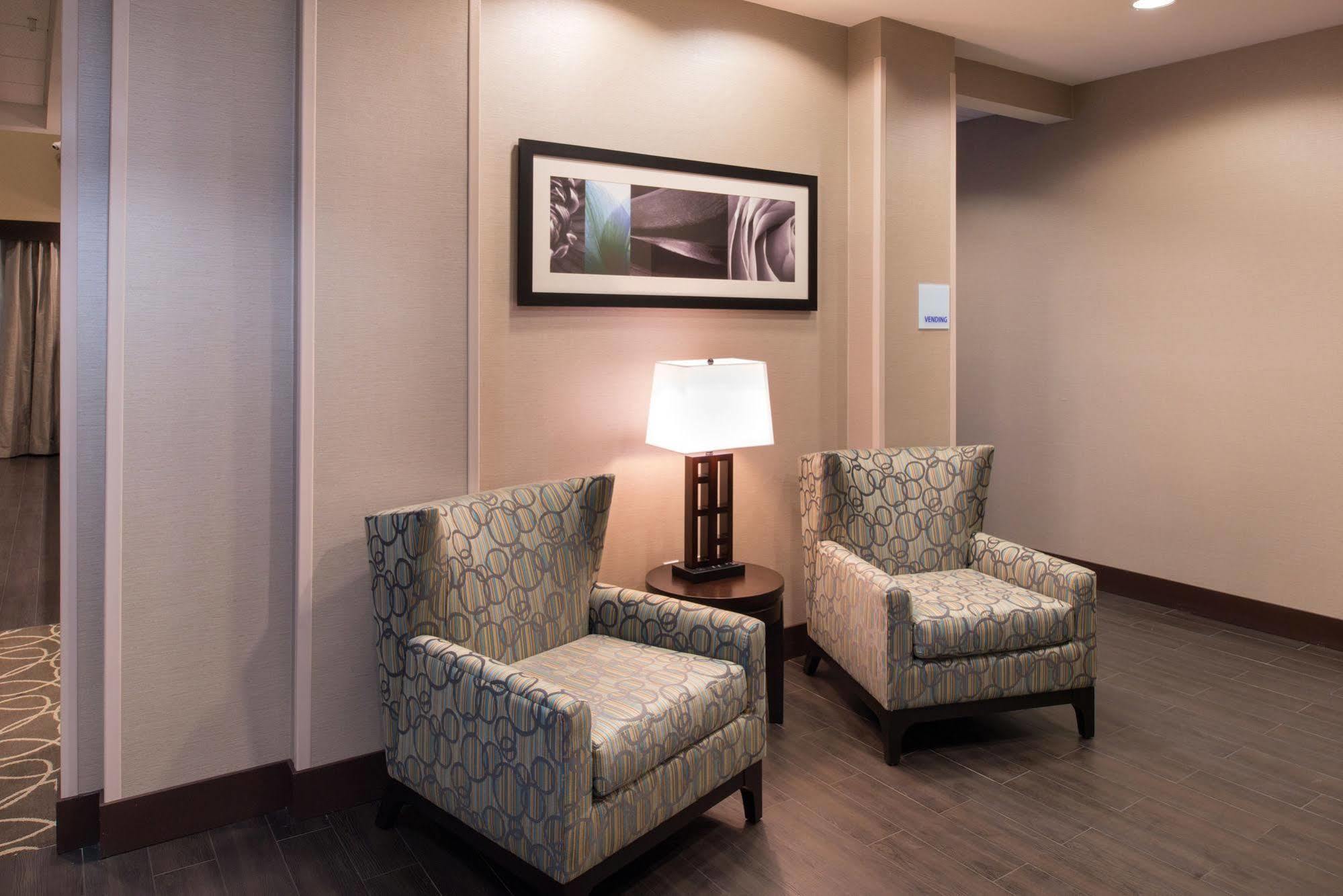 Holiday Inn Express & Suites Bakersfield Airport By Ihg Exterior foto